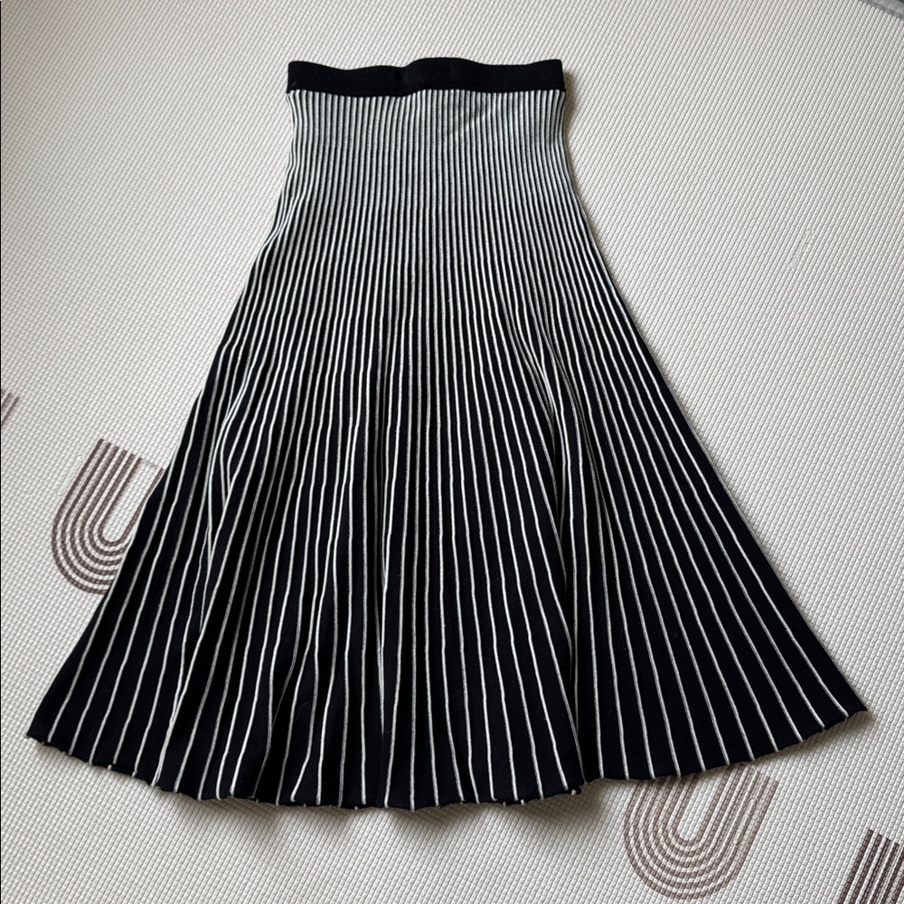 Moussy Black and White Pleated A-Line Knit Skirt